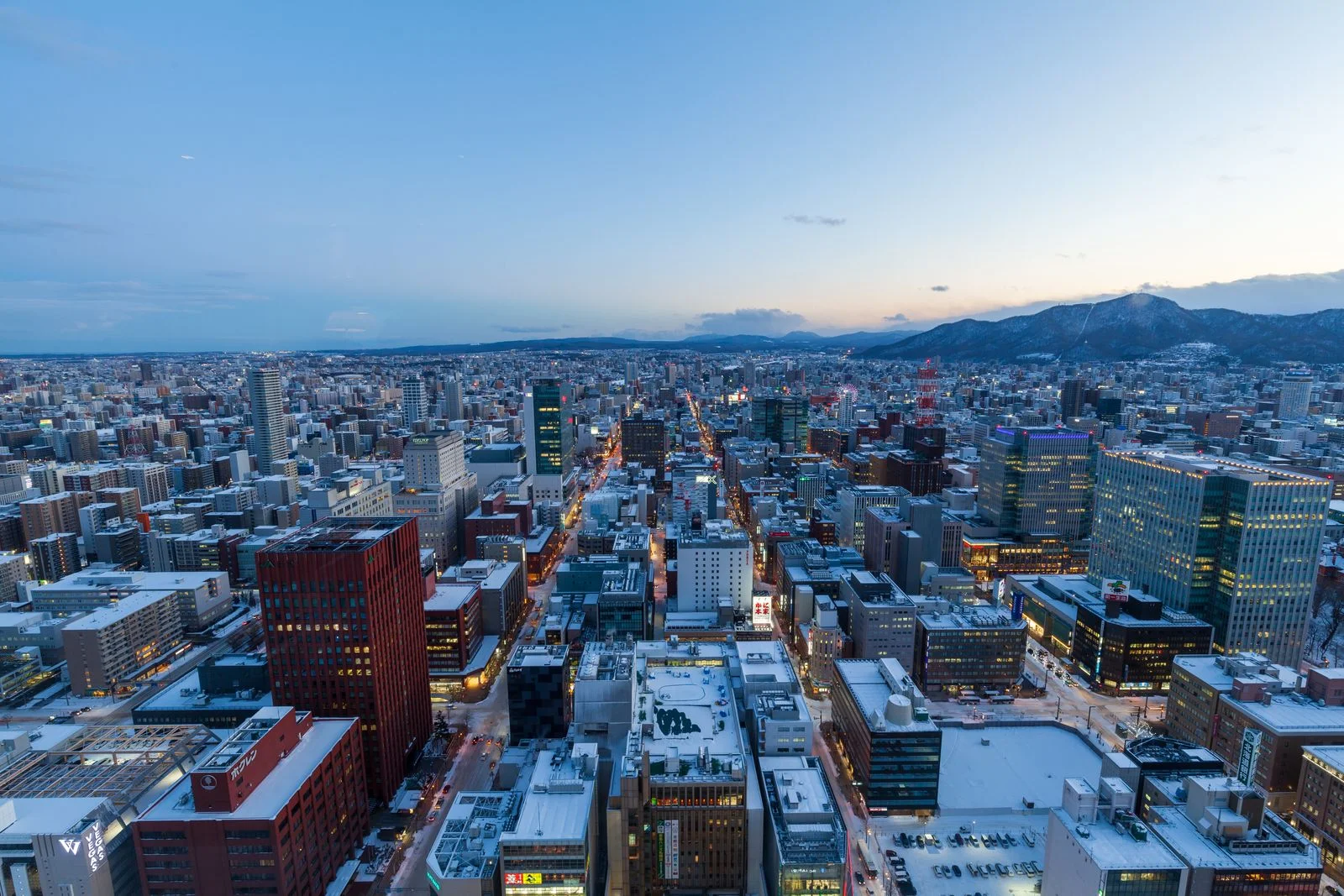 札幌の夜景と賑わう市場の様子