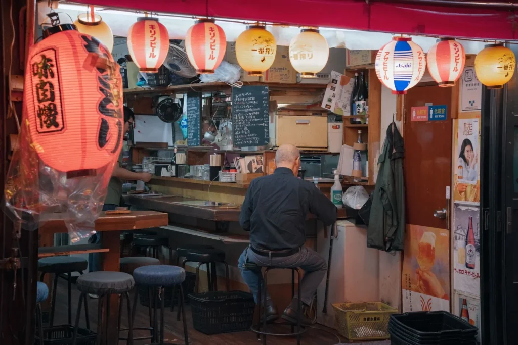 札幌の活気ある居酒屋のカウンター席と料理