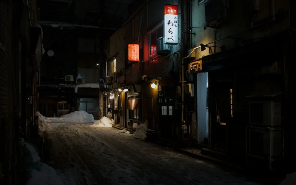 夜の札幌の路地裏に灯る温かい光、隠れた名店への入り口