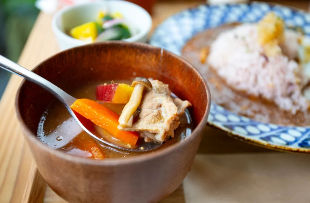 スパイスが香る、札幌地元民に愛される本格スープカレー