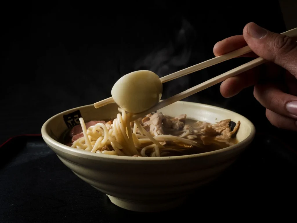 湯気を上げる、札幌の隠れたラーメン店で出会う個性的な一杯